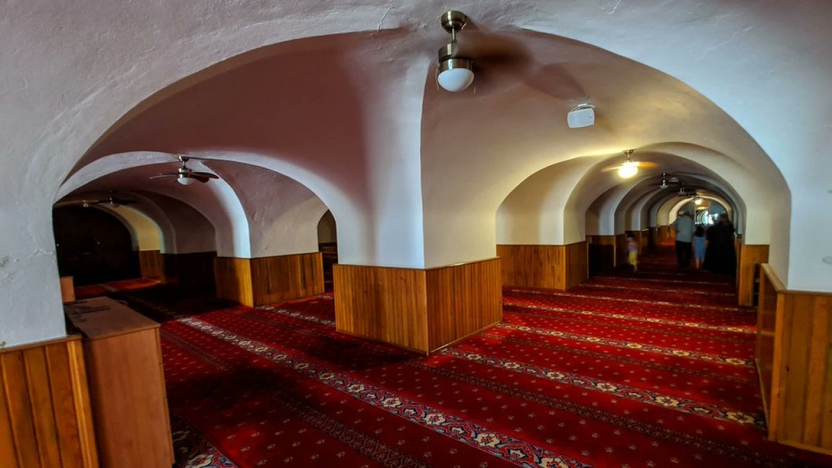 mufidyuksel's tweet photo. Yeraltı Cami-i Şerifi İmamı Meşhur Üsküdarlı Hafız Ali Efendi'nin 1963'te Baki Süha Ediboğlu’nun "Yedi Tepeden Yankılar" adlı radyo programındaki röportajı. Mükemmel-Eski İstanbul Türkçesi ile konuşuyor. Eskilerin/Kudemânın konuşmalarındaki zengin kelime hazinesi de bu muhaverede kendini gösteriyor.

Ayrıca, Amcası ve son Divân şâirlerinden ve ulemâ'dan  Üsküdarî Tal'at Efendiden ve onun hocalarından bahsediyor. Bu meyanda, Berkofçalı Abdürrahim Efendi ve  yakın aile dostu olan "Ekrâd" Ulemasından/Şuarâsından, Şâfii ulemâ-yı benâmından, ricâl-i devletten pek çok zevâtı okutmuş Abdülkâdir Efendi ve onun arkadaşı Ulemâdan, Sâdât-ı Berzenciye'den Merhum Hicrî Berzencî'den de bahsediyor. 
Hicrî Berzencî'nin devrinin ulemâsı ile birlikte  Fahr-i Râzi tefsirini mütalaa ederken füc'eten vefatını anlatıp ve bunu duyup müteessir olan amcası Şâir-Âlim Tal'at Efendi'nin Hicrî Berzencî'nin vefatına yazdığı manzum tarihi okuyor. 

https://t.co/tJQ1z7F3ly

Biz çocuk iken Merhum Hafız Ali Efendi hayattaydı ve bir hayli ilerlemiş yaşına rağmen Camiinde imamlığa devam ediyordu. Merhum M. Şevket Eygi o dönemde çıkardığı Haftalık "Büyük Gazete" de okuyucularına Yeraltı Camiine gidip Hafız Ali Efendi'nin arkasında cemaatle namaz kılmalarını tavsiye ederdi. O devirde, Cami imamları için elden ayaktan düşmemesi şartı ile emeklilik söz konusu değildi. 100 Yaşında da olsa sıhhat elverdiğinde vazifesine devam edebiliyordu. Bu durum 1982'de değiştirildi.