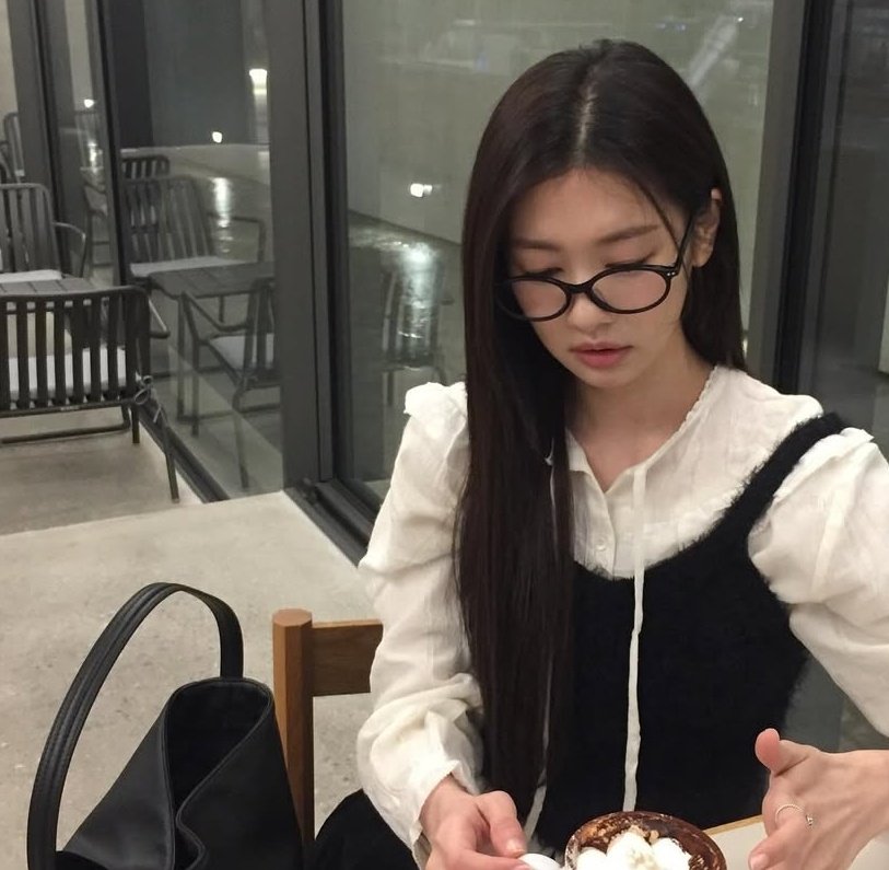 뿔테 안경까지 느좋으로 소화해 버리시는 정소민 차기작 언제와🥲
어디까지 왔나