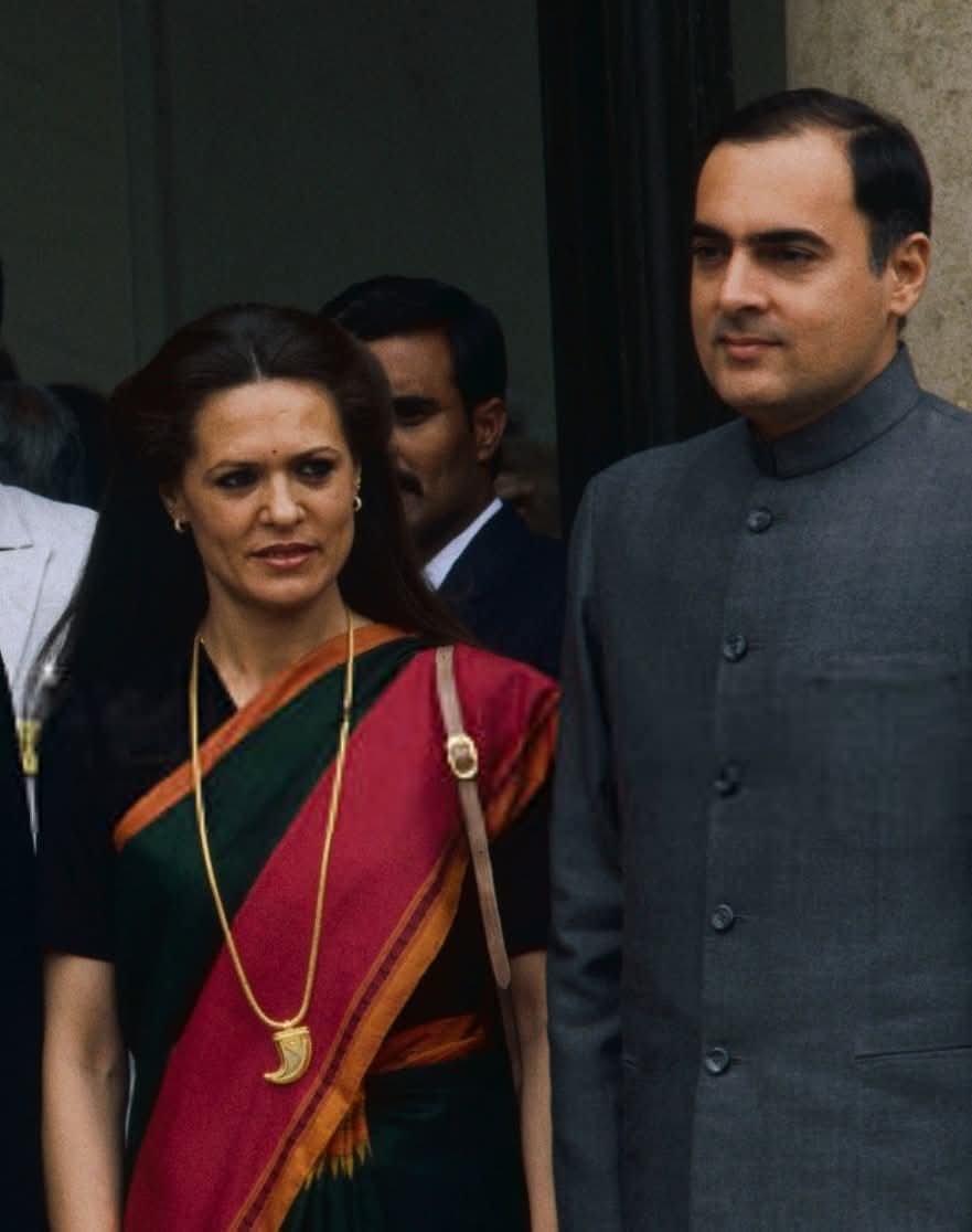 sweetu_2's tweet photo. https://t.co/grGd1mIdK8 25 फरवरी है , आज ही के दिन 1968 में राजीव गांधी और सोनिया गांधी वैवाहिक बंधन में बंधे थे।
56 साल पहले दोनों ने धर्म-जाती और देश के बंधन से दूर अलग-अलग देश मे रहने के बाबजूद प्यार के बंधन में बंधे थे 
@priyankaganghi 
@JayramRamesh 
@NCIndia 
@RahulGandhi https://t.co/Cw7uUq9KVl