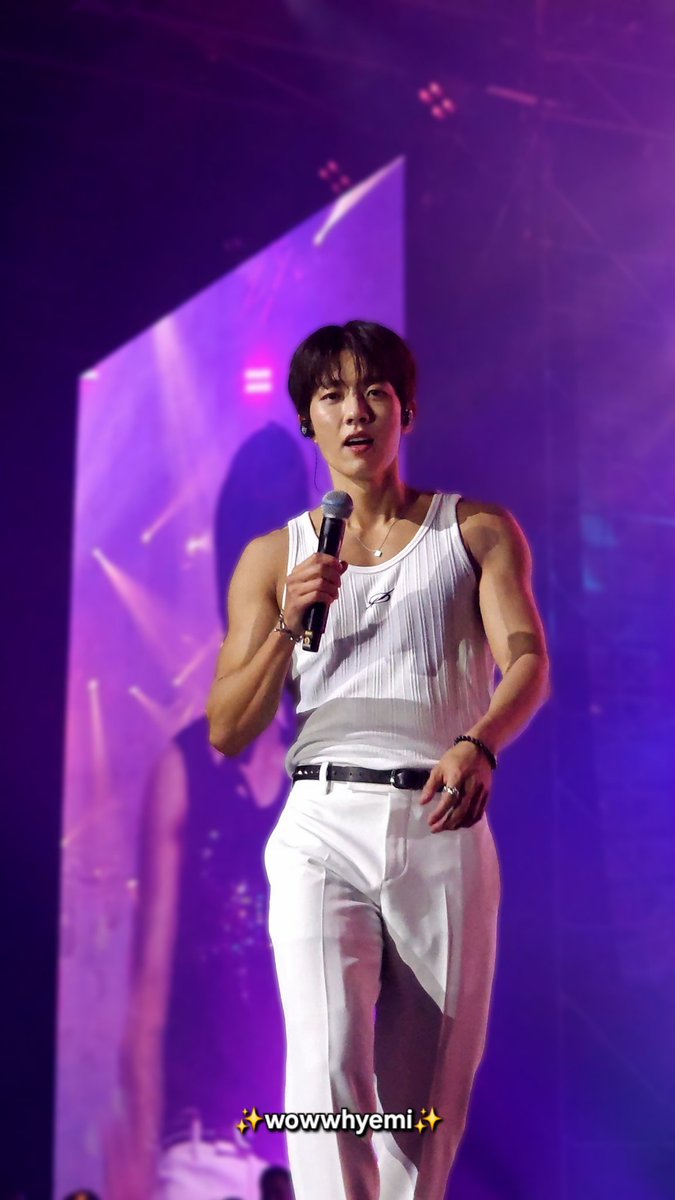 wowwhyemi's tweet photo. Woohyun baru je warning "jangan suka orang lain, okay?" Siap ber-yaksok bagai.

Tapi kalau member sendiri terkecuali kan? Nah i payung gambar fresh from the oven ♨️

#INFINITEinKL https://t.co/Zk0rarJWOK