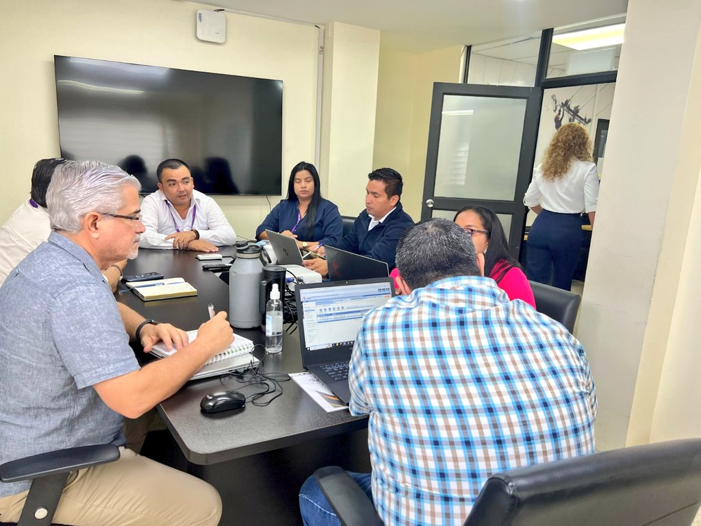 EducacionZ5_Ec's tweet photo. 💡🤝 En colaboración con CNEL EP, mantuvimos una reunión para mejorar el alumbrado en las instituciones educativas correspondientes a los Distritos de; Milagro, Yaguachi, Jujan, Simón Bolívar, Naranjito y el Triunfo.
#ElNuevoEcuadorResuelve https://t.co/WpzuqGd5DM