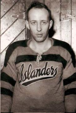 PEISportsHall's tweet photo. The 1952-53 Charlottetown Islanders finished 2nd in the Maritime Major Hockey League &amp; lost to Halifax in the semis but had four future PEI Sports Hall of Famers including Buck Whitlock who led in scoring (55 goals,  128 points) plus Cecil Dowling,  Brian Lewis &amp; Bill Purcell. https://t.co/YVYvw9wi3C