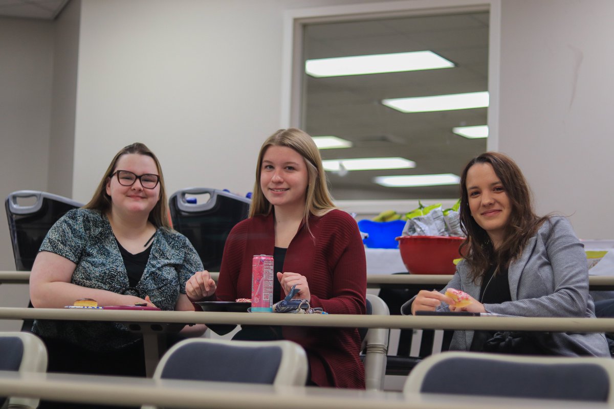 FaulknerEdu's tweet photo. The Great Books Honors program students kicked off last week's Marketplace Faith Friday Forums with a breakfast together before listening to several amazing alumni speakers! 🍽️📚 #StudentLife #HonorsProgram #FaithAndLearning #MarketplaceFaith https://t.co/oeAigFbdy0
