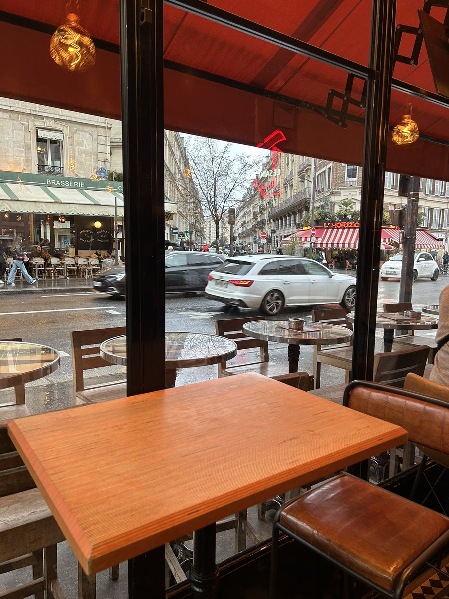 Encore une #BD à Paris sous la pluie :)