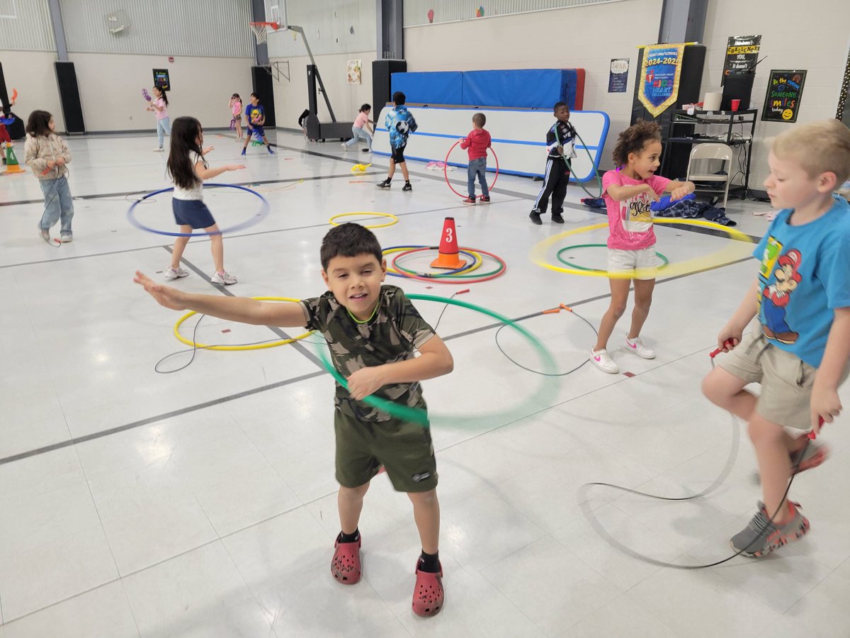 CoachRamosPE's tweet photo. Week 2 of recreational activities under way! Students are having fun and enjoying a variety of activities this week in PE! 😀🎯 https://t.co/DMVmt2Wmk6