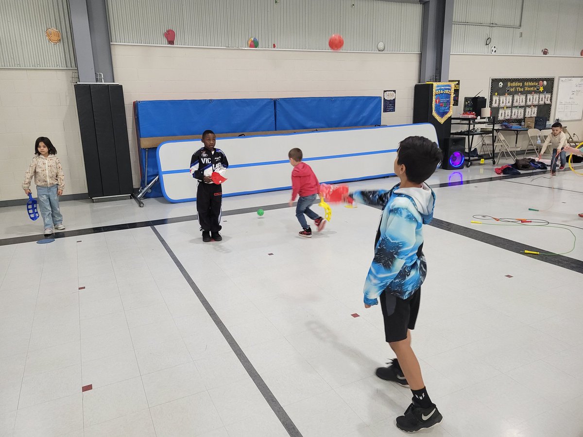 CoachRamosPE's tweet photo. Week 2 of recreational activities under way! Students are having fun and enjoying a variety of activities this week in PE! 😀🎯 https://t.co/DMVmt2Wmk6