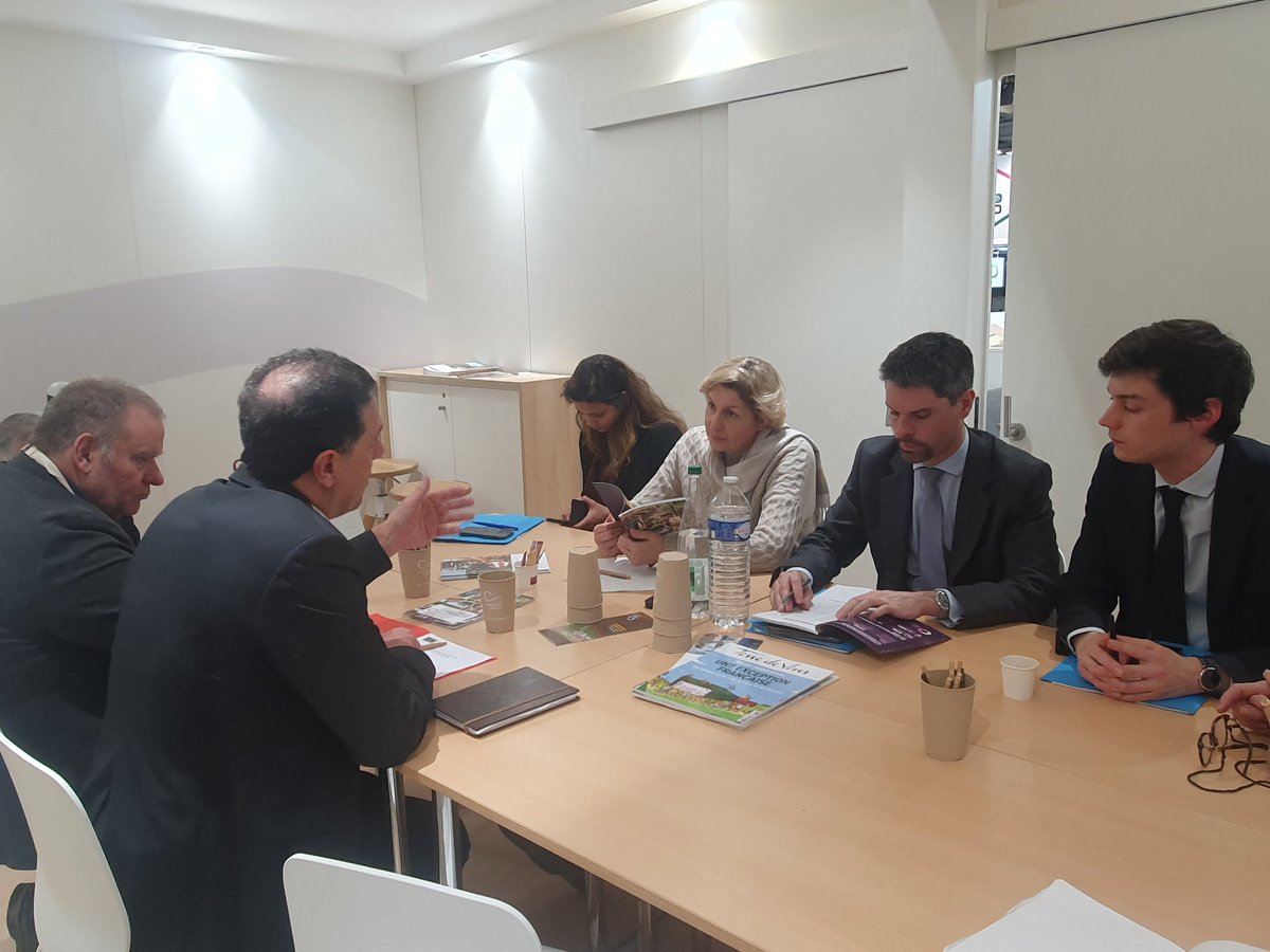 VigneronsCoop's tweet image. #SIA2025LCA 
Rencontre importante avec la Ministre déléguée en charge du Tourisme pour parler #oenotourisme #restructuration des #cavescoops et son impact sur le paysage viticole, mais également cohabitation entre vignerons et riverains.
#PlusFortsEnCoop