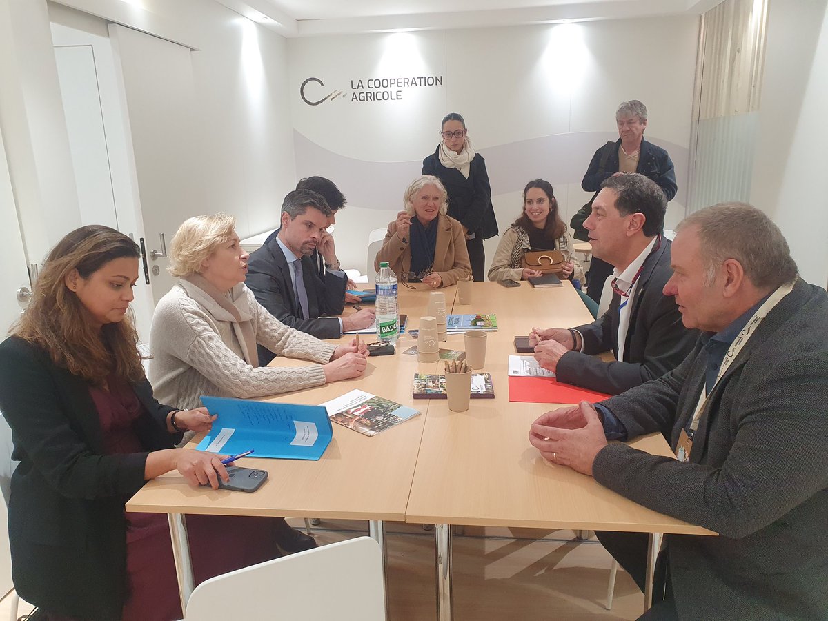 VigneronsCoop's tweet image. #SIA2025LCA 
Rencontre importante avec la Ministre déléguée en charge du Tourisme pour parler #oenotourisme #restructuration des #cavescoops et son impact sur le paysage viticole, mais également cohabitation entre vignerons et riverains.
#PlusFortsEnCoop