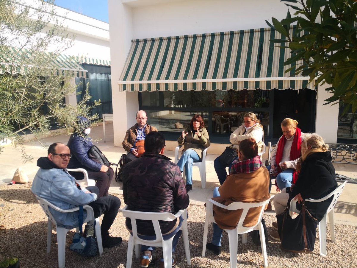 AfemEpc's tweet photo. Taller de Crecimiento Personal 
La salud mental es clave para nuestro bienestar  dedicar tiempo a nuestro crecimiento personal nos ayuda a sentirnos mejor En nuestro centro cuando el clima lo permite realizamos estos talleres en nuestro jardín disfrutando del sol la naturaleza https://t.co/zRuJMQPl9e
