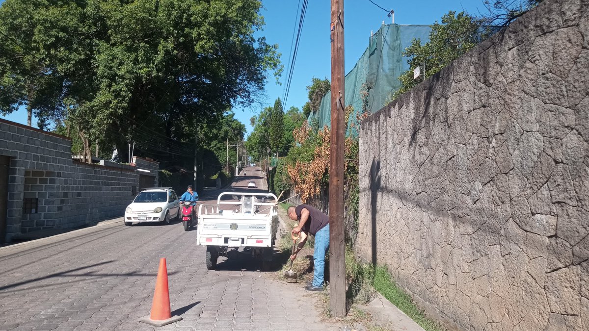 ACAvandaro's tweet photo. Hoy se trabaja en limpieza de cunetas sobre Vega del Valle y Av. de las Vegas https://t.co/pJVwUuarlq
