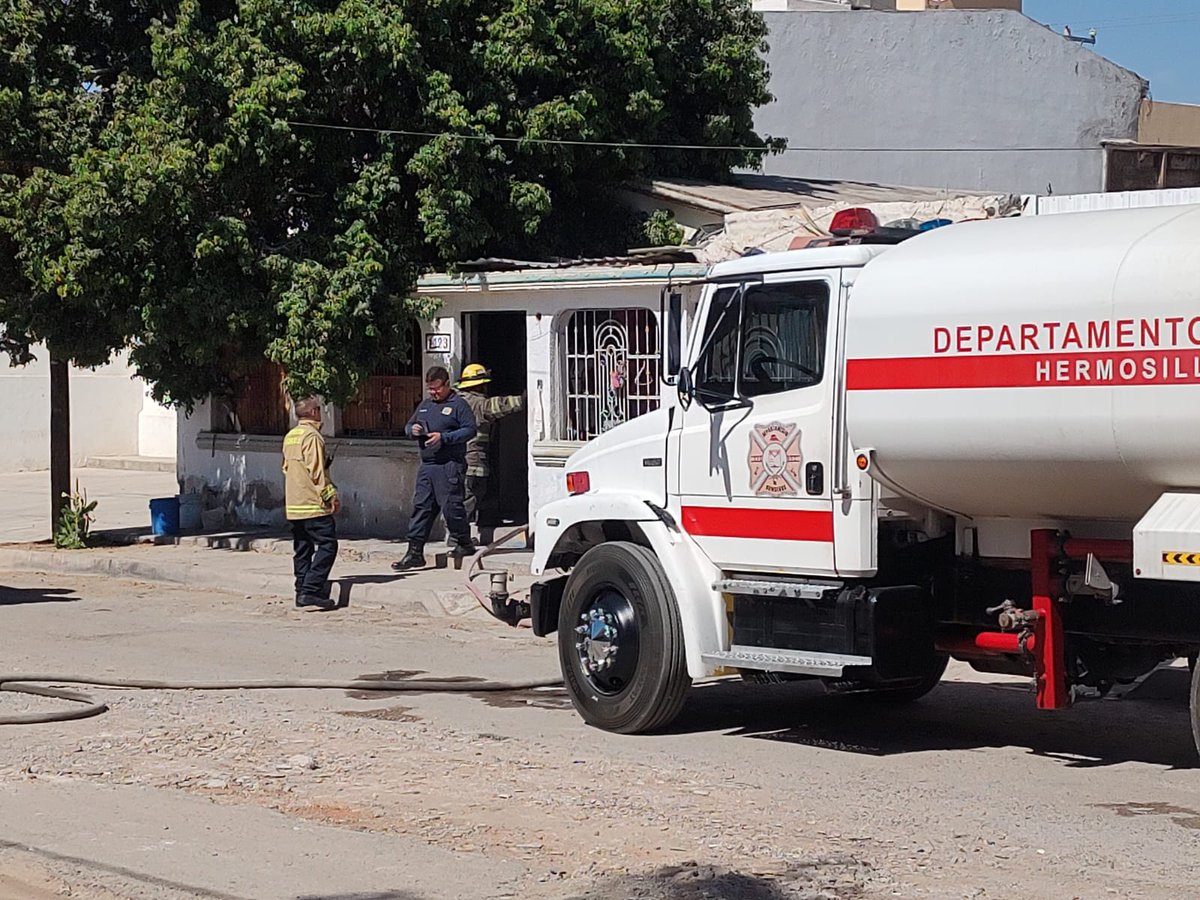 Betobandido2's tweet photo. Incendio en un domicilio deja una persona de sexo masculino sin vida, esto en la calle Esperanza en la col. Misioneros @BomberosHMO @Policia_HMO @CruzRojaHMO @Amicsonora @PespSonora https://t.co/l1ArqKUnUu