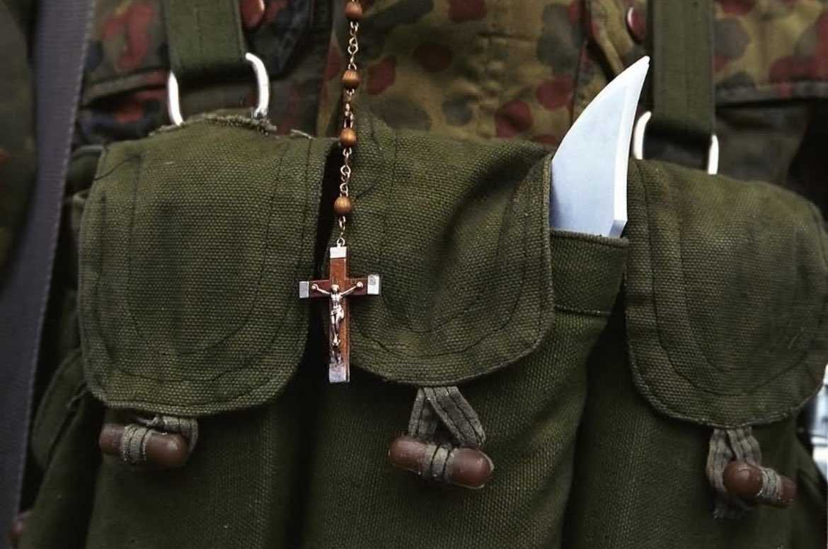 A Uçk (Kosovo Liberation Army) soldier from #Gjakova , #Kosovo 🇦🇱 wearing a cross ✟ on his body (1999). 

Photo by Antonello Nusca 

antonellonusca.photoshelter.com/gallery-image/…