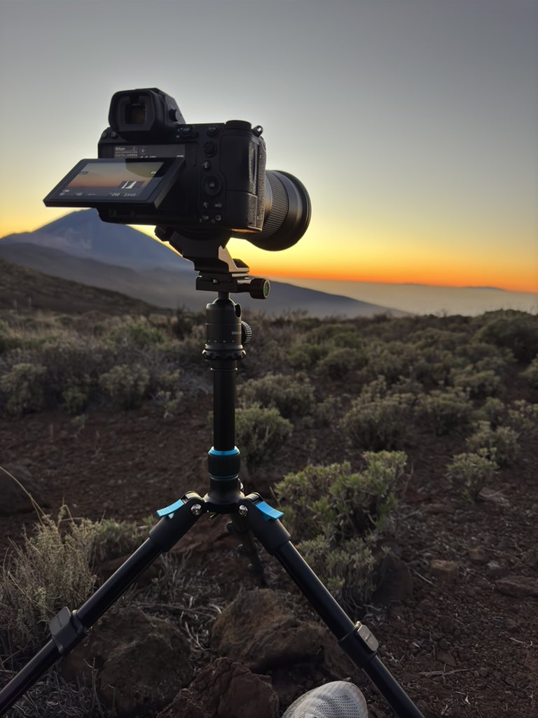 La foto. 
El equipo.

Puesta de sol con rayo verde sobre la calima de hoy en Tenerife. 

Pinos sobre los riscos de la Fortaleza.

<a href="/VolcanoTeide/">Volcano Teide</a> <a href="/Imanolzuaznabar/">Imanol Zuaznabar</a> <a href="/PhotoshotTen/">Photoshot_Tenerife</a> <a href="/Insurrecto76/">J.C Herrero 👣🎒🥾🌳🏔🐦</a> <a href="/RTVCes/">RTVC</a> <a href="/AEMET_Canarias/">AEMET Canarias</a>