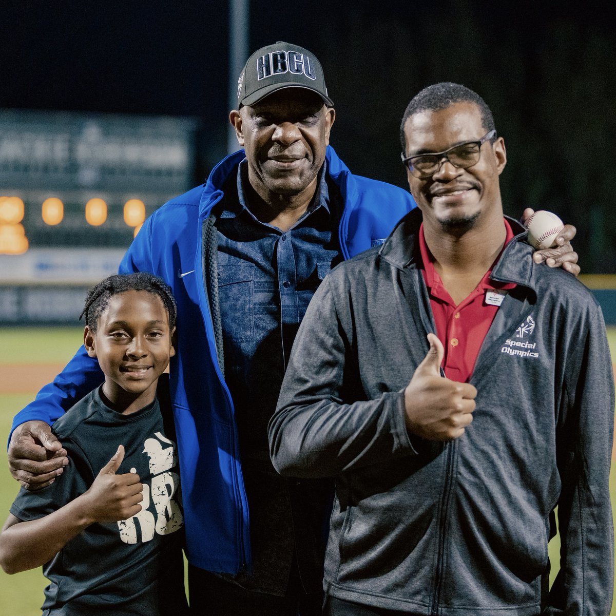MLBRBI's tweet image. The Andre Dawson Classic recognized Special Olympics athlete Malcom Harris-Gowdie, and Vero Beach NIKE RBI athlete Michael Kimbrough for their achievements during the ceremonial first pitch ⚾️‼️
@MLB | @JRTC42 | @soflinfo | @nikediamond | @baseballhall