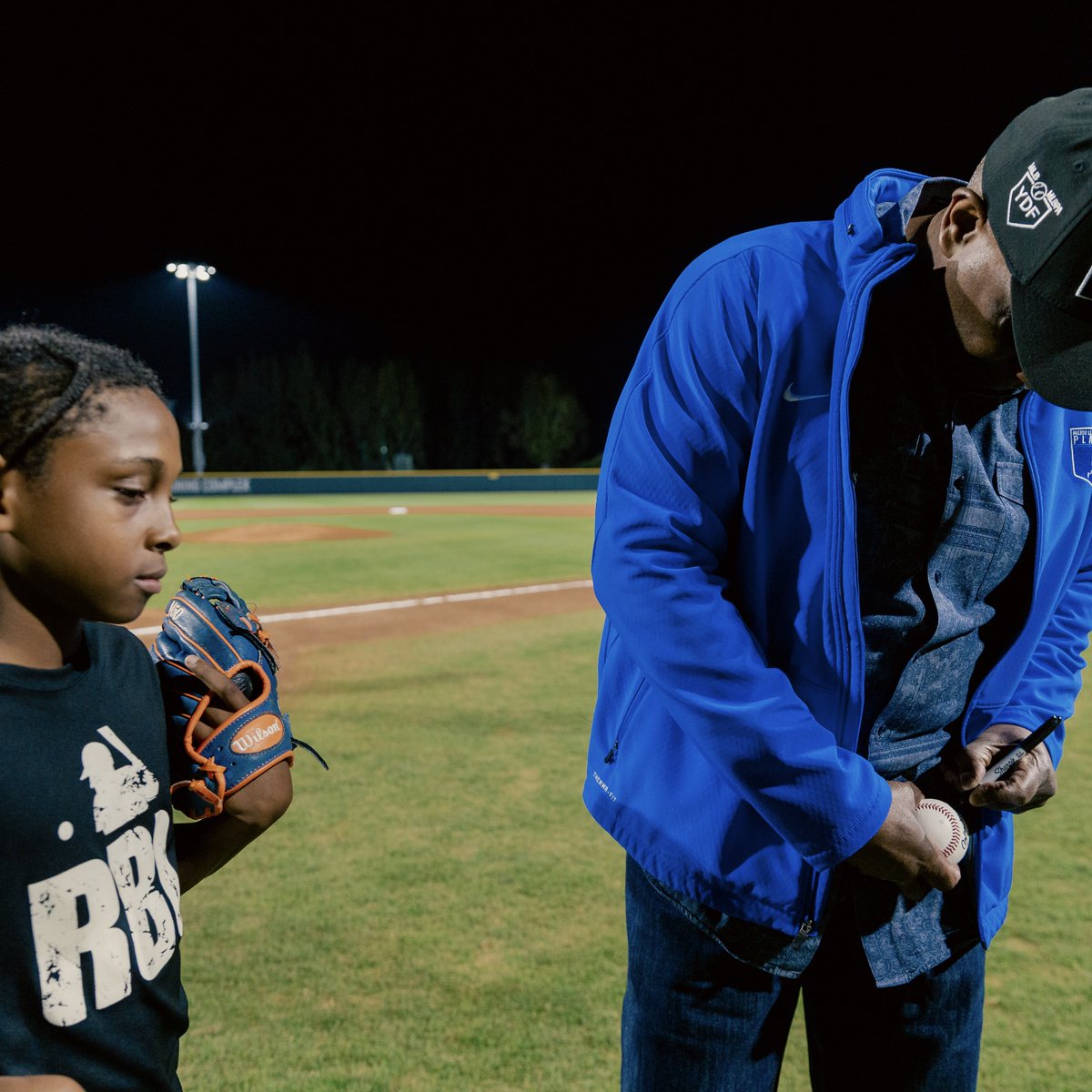 MLBRBI's tweet image. The Andre Dawson Classic recognized Special Olympics athlete Malcom Harris-Gowdie, and Vero Beach NIKE RBI athlete Michael Kimbrough for their achievements during the ceremonial first pitch ⚾️‼️
@MLB | @JRTC42 | @soflinfo | @nikediamond | @baseballhall