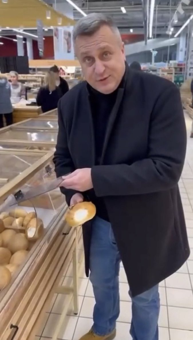 Gerashchenko_en's tweet image. While a war rages on in the middle of Europe, and Ukrainian civilians are hiding from missiles in basements, leader of the Slovak National Party Andrej Danko decided it is time to demand the repayment of the aid sent to Ukraine by Slovakia.

&quot;How will Zelenskyy pay us back the…