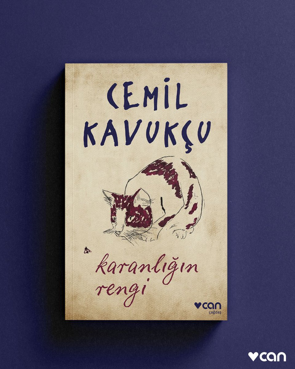 Öykünün çok da uzakta olmadığını, her şeyin hemen yanı başımızda olup bittiğini gözler önüne seren Cemil Kavukçu, okuru yine bir anda o tanıdık, yalın ve heyecanlı dünyaya ortak ediyor.
“Karanlığın Rengi”, canyayinlari.com’da ve bu haftadan itibaren tüm kitapçılarda.