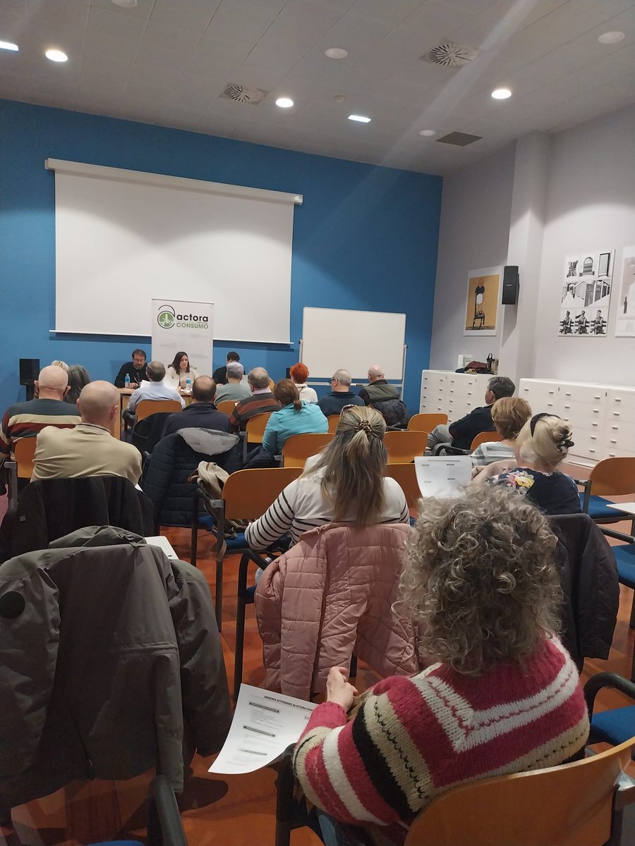 Nuestra presidenta Alba Morella ha repasado la memoria de actividades y estadísticas de las atenciones realizadas.
Actualmente, nuestro tesorero Luis Manuel Lamata explicando las cuentas anuales.
#actoraconsumo