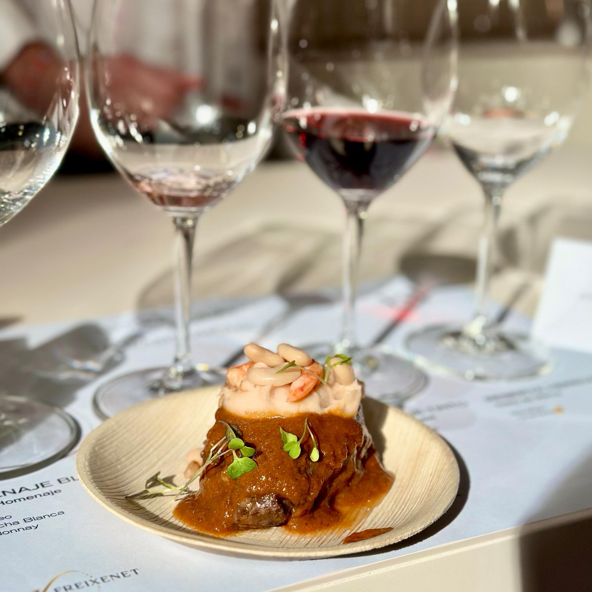 ¿Qué maridaje  conquista tu copa? #Gastronomia  #Maridajes #SeguraViudas
-Blanco: Pan rústico con tomate, romero y longaniza de Vic
-Rosado: Pan rústico con tomate, romero y longaniza de Vic.
Tinto: Carrillera de ibérico con reducción de gamba y cremoso de judía del Ganxet.