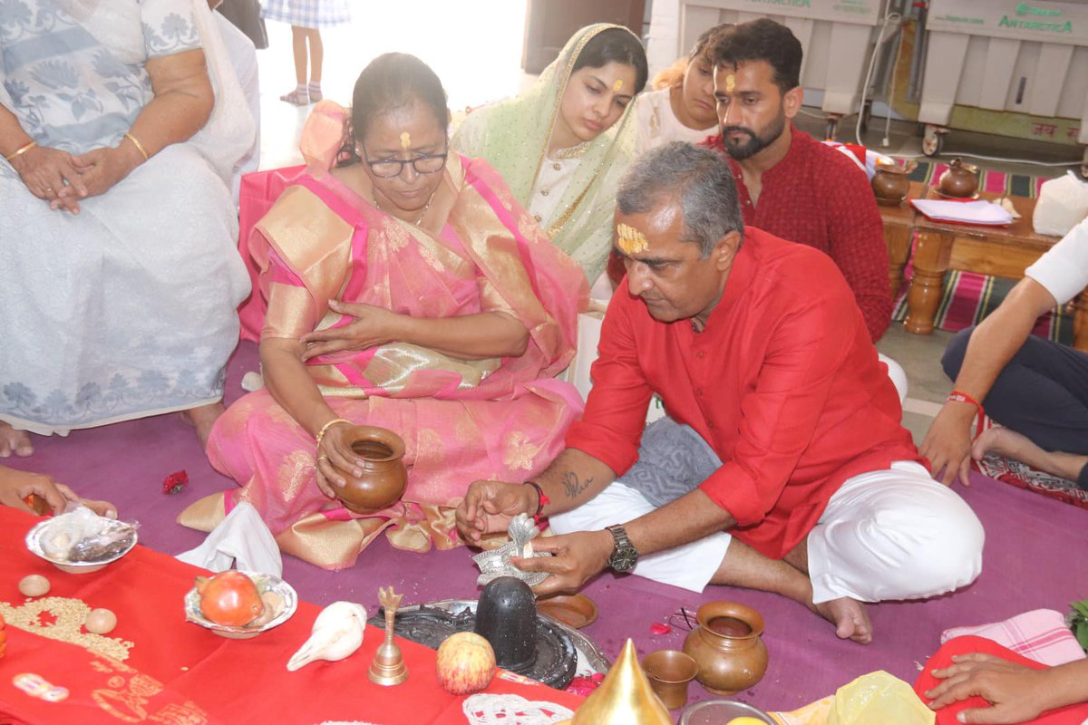 sanjaymsraval's tweet image. &apos;&apos;હર પળ કંઈક સારું જ થાય ! &quot;
આ વિચાર જ સૌથી મજબૂત છે.
કારણ ? 
.
.
ઈશ્વર છે.
#sanjayraval #harmahadev #shivratri