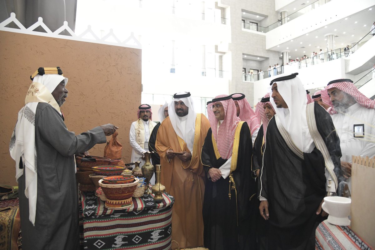 Najran_Univers's tweet photo. ضمن فعاليات اليوم الأول من الكرنفال..

افتتح رئيسُ #جامعة_نجران أ.د.عبدالرحمن الخضيري معرض كرنفال #يوم_التأسيس، والذي تضمن أركانًا متنوعةً شاركت فيها الكلياتُ والعماداتُ في الجامعة بأربعة مسارات، تمثلت في المسار التاريخي والتراثي، الذي استعرض مراحلَ تطور المملكة منذ تأسيسها حتى عصرنا الحاضر، مسلطًا الضوء على الإنجازات الوطنية والمحطات التاريخية المهمة. وكذلك مسار الحِرَف اليدوية، الذي أبرز أهمية الحِرَف التقليدية في المملكة ودورها في حفظ التراث الثقافي. إضافةً إلى المسار العلمي، الذي يعرض التطور العلمي والتكنولوجي في المملكة، وإنجازات جامعة نجران البحثية والابتكارية في المجالات العلمية المختلفة. وأخيرًا، المسار الاجتماعي والاقتصادي، الذي يستعرض التطور الاجتماعي والاقتصادي في المملكة. 🧵
#يوم_بدينا_1727
