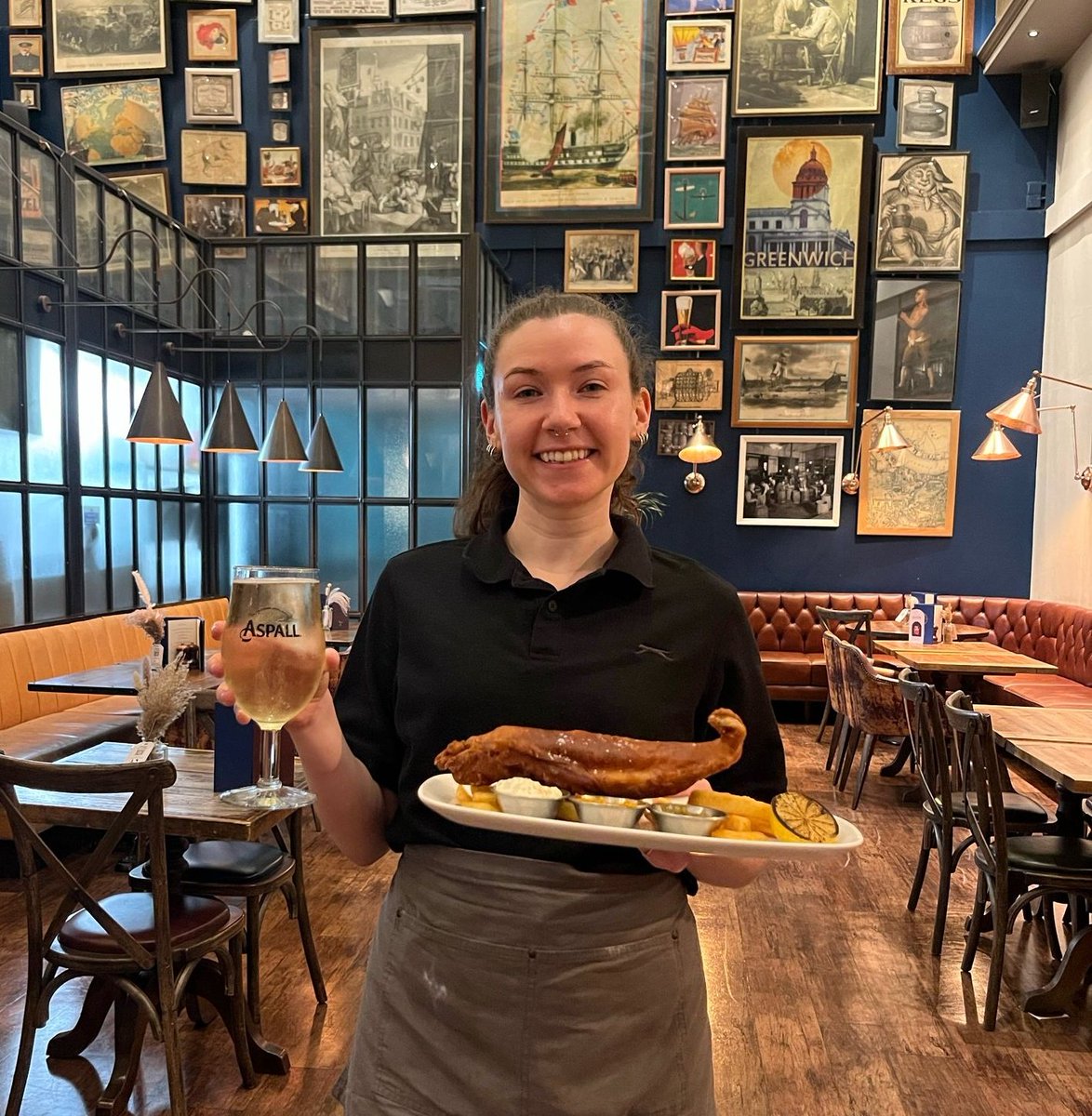 Did you know we serve the best Fish &amp; Chips in Greenwich? 🎣

Served with mushy peas, tartare sauce and a curry sauce you couldn't get a more British staple.🇬🇧

Book your table online today via the link in our bio.

#Greenwich #greenwichfood #fishandchips  #youngs #youngspubs