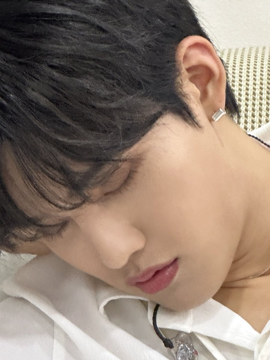 CIX_twt's tweet photo. 생일 축하드려요 승훈님~~^^우리가 몇 번째 생일을 같이 챙기고 있는지 정말 이젠 셀 수도 없네요^^승훈님의 에너지는 10년째도 여전~~~히 밝고 장난꾸러기여서 보기 좋아^^앞으로도 옆에서 긍정적인 에너지 주고받자 동생아^^사...사...사오팔

#CIX #FIX #BX #승훈
#OurEverlastingSeunghunDay
#영원한_픽스꺼_승훈아_생일축하해