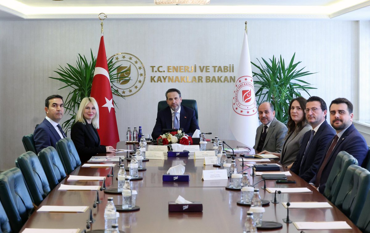 Bugün, Enerji ve Tabii Kaynaklar Bakanımız Sayın Alparslan Bayraktar’ı ziyaret ederek üniversitemiz ve ülkemizin enerji vizyonuna katkı sunacak projeler üzerine verimli bir görüşme gerçekleştirdik.
Akdeniz Üniversitesi olarak, yenilenebilir enerji kaynaklarına yönelik bilimsel