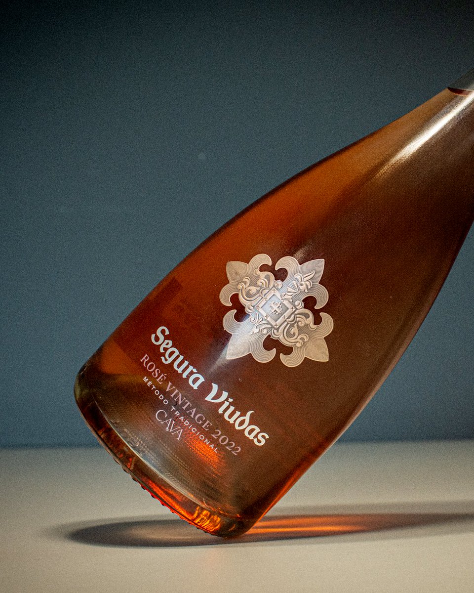 Con matices especiados y un final fresco y elegante, es nuestro #Cava #SeguraViudas Brut Rosé Vintage
2022. Transforma cualquier comida en una experiencia
gastronómica inolvidable✨Deja que su sofisticación
envuelva cada bocado👉 acortar.link/hiwMxM