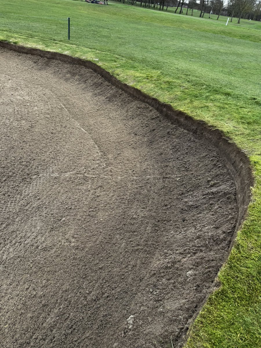 Today we have been edging some of our bunkers, this makes them much more presentable as well as easier to play out of, great work from the team.
⛳️