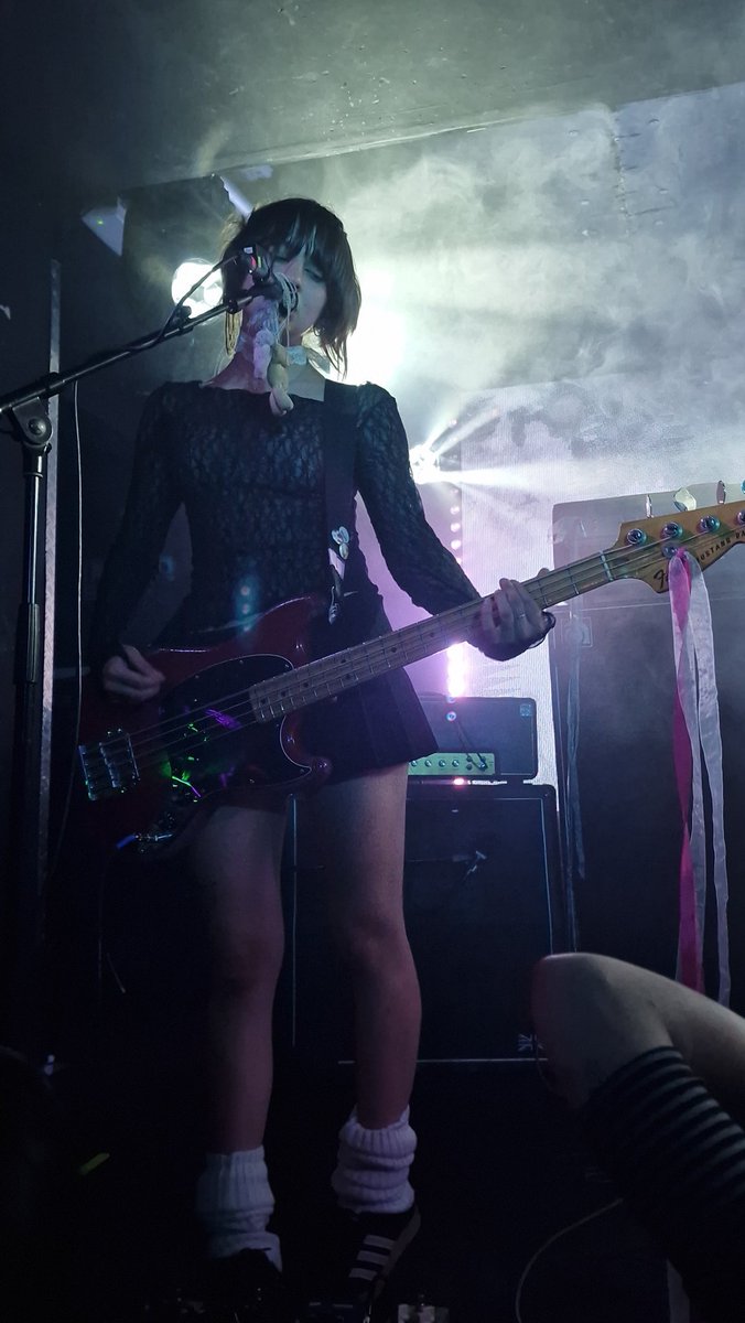 guarrayetarra's tweet image. julie en directo 😋