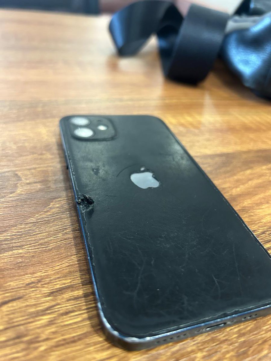 jars333's tweet photo. After 3 years of continuous use @dbrand has started to fail (incredible quality), maybe next time instead of cow skin they should use robot skin, its probably cheaper for them anyways https://t.co/GxVmjFdgR4