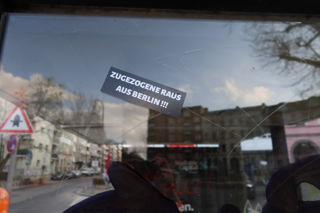 LuisenstadtF's tweet image. Diesen Aufkleber fand ich an einem Wartehäuschen der @BVG_Bus am #Mariannenplatz in #Kreuzberg. Diese #Aversion gegen #Zugezogene in #Berlin, die mag teilweise begründet sein.