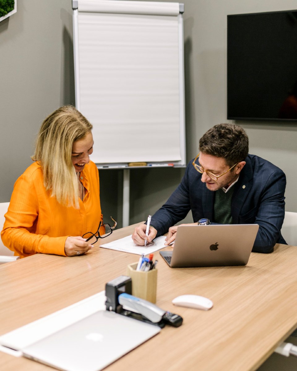 inmoredes's tweet photo. En InmoRedes le damos la vuelta a lo de siempre. 🏡✨ Sin líos, sin presiones, solo claridad y confianza para que compres o vendas con tranquilidad. Así de fácil, así de diferente. 😉

#inmoredes #equipo #agenciainmobiliaria #inmobiliariabarcelona https://t.co/Qq76oBvIQt