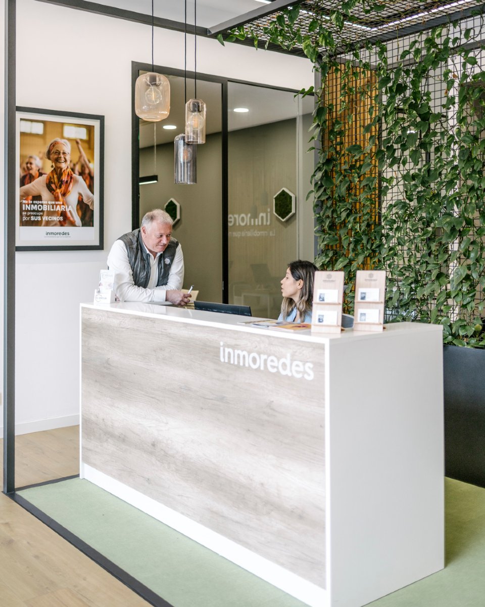 inmoredes's tweet photo. En InmoRedes le damos la vuelta a lo de siempre. 🏡✨ Sin líos, sin presiones, solo claridad y confianza para que compres o vendas con tranquilidad. Así de fácil, así de diferente. 😉

#inmoredes #equipo #agenciainmobiliaria #inmobiliariabarcelona https://t.co/Qq76oBvIQt
