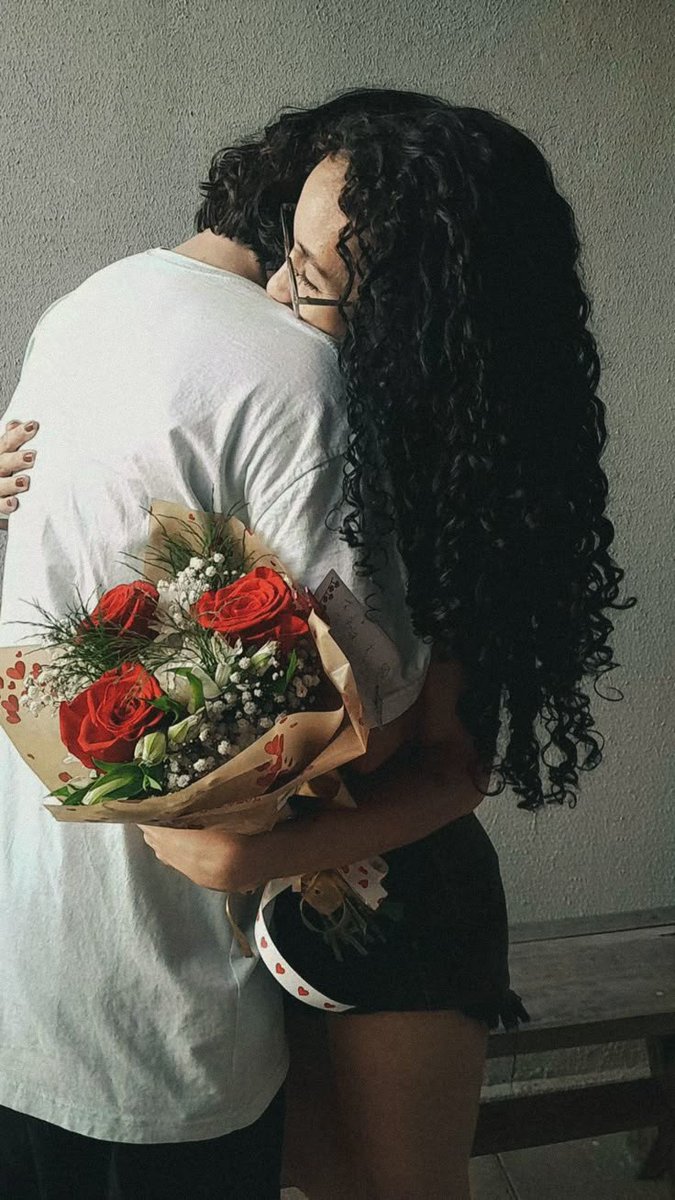 iJamesmasI0w's tweet photo. Fui a comprar estas flores muy temprano, porque todos los días son especiales para ti mi amor. Buenos días mi Sam, preciosa!!!!!!!!❤❤❤

—Le entrega las flores a su esposa mientras ella lo abraza  de felicidad. — https://t.co/DALBrC7tLr