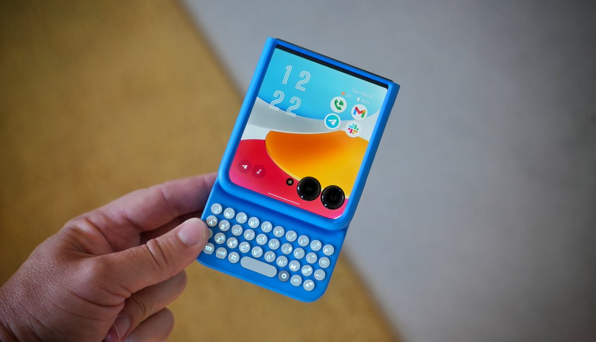 nirave's tweet image. 🔔🔔🔔 ALERT! This is NOT a drill 🔔🔔🔔

That's a bit melodramatic... but it's worth it: my favorite iPhone accessory is now available for Android, and by god does it look 🔥🔥🔥

❓❓ @clickskeyboard is now available for the #GalaxyS25 and #Pixel9Pro. My favorite? That's easy: