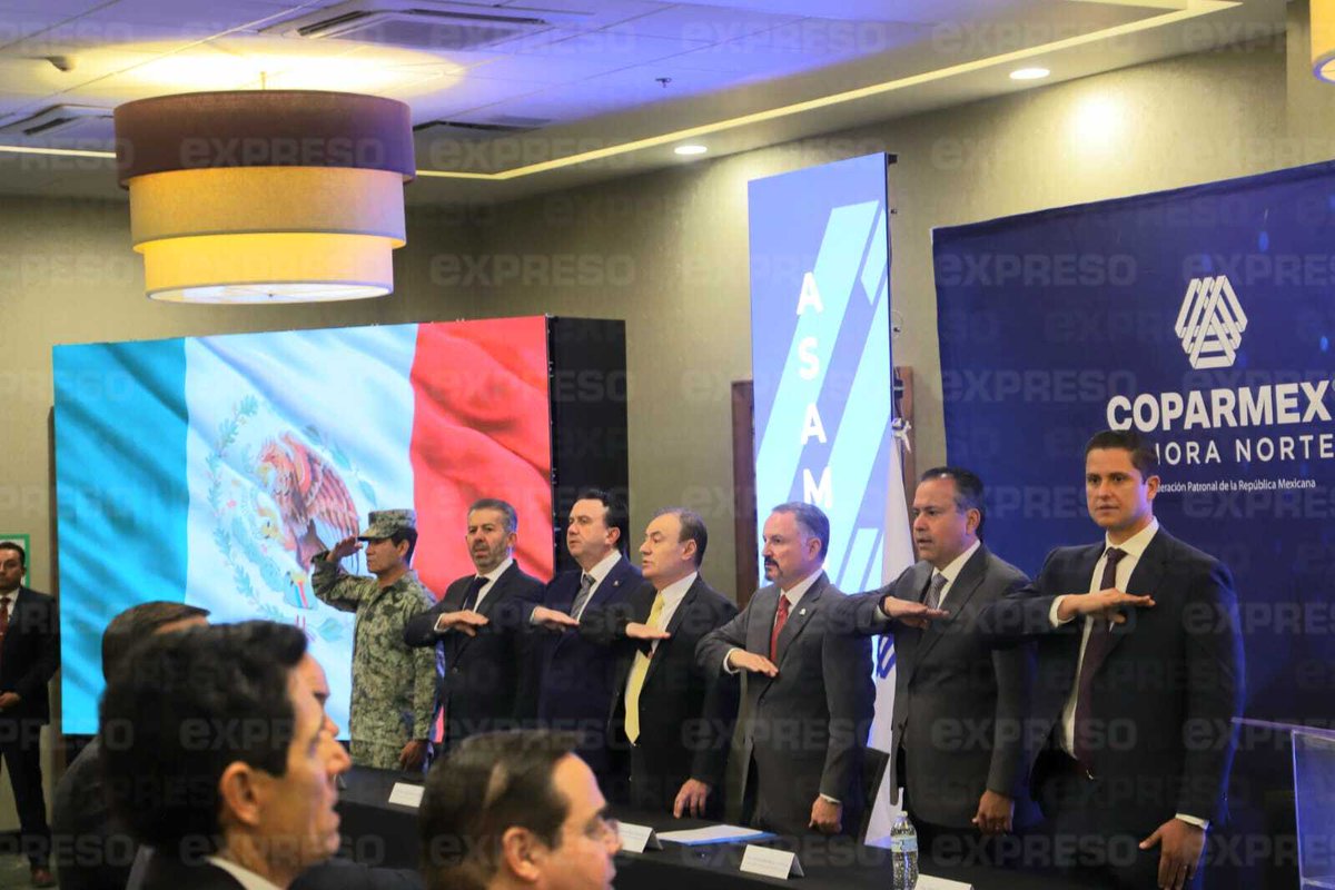Expresoweb's tweet photo. 🔵 @COPARMEXSON reelige a Gilberto Robles Bustamante como presidente para el periodo 2025-2026.

Durante la toma de protesta de Robles Bustamante y su equipo, estuvo presente el Gobernador Alfonso Durazo y el presidente de @Coparmex, Juan José Sierra Álvarez. 

📸 | Jorge Flores/EXPRESO