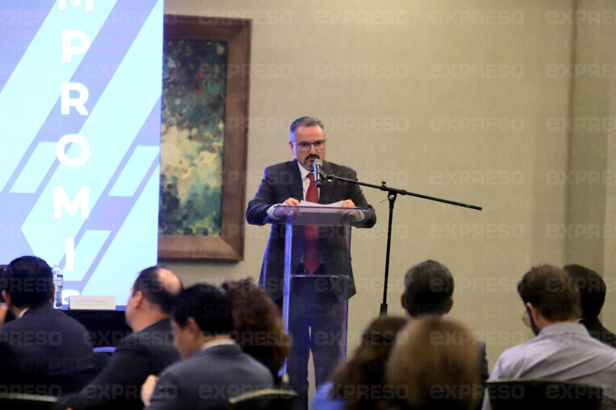 Expresoweb's tweet photo. 🔵 @COPARMEXSON reelige a Gilberto Robles Bustamante como presidente para el periodo 2025-2026.

Durante la toma de protesta de Robles Bustamante y su equipo, estuvo presente el Gobernador Alfonso Durazo y el presidente de @Coparmex, Juan José Sierra Álvarez. 

📸 | Jorge Flores/EXPRESO