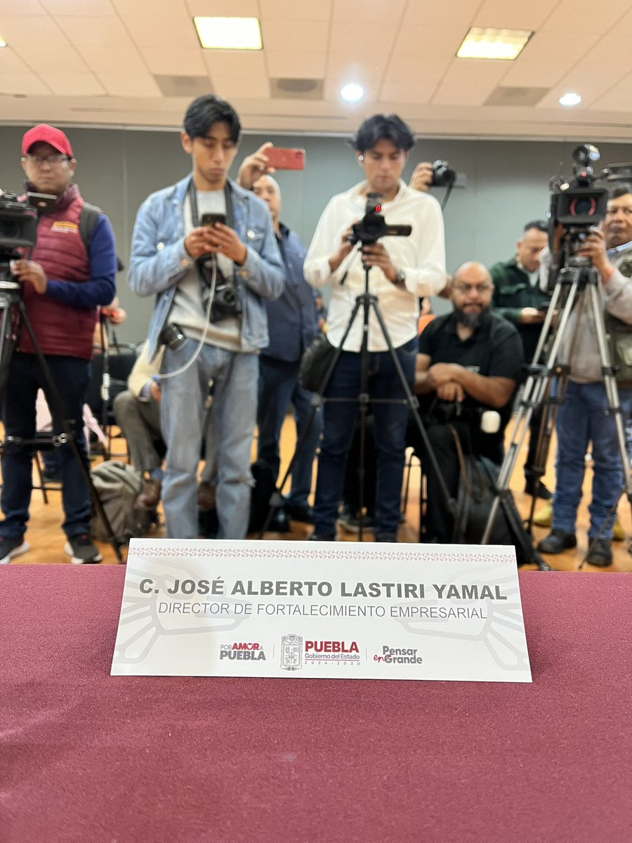 BetoLastiriY's tweet photo. En rueda de prensa el Secretario @VictorGabCh, presenta la campaña de precio diferencial en coordinación con el @IMPI_Mexico 

Registra tu marca al 90% de descuento 😎

Consulta aquí la convocatoria: https://t.co/CPSU97ciF6

Seguimos trabajando #PorAmorAPuebla 🫶🏻 https://t.co/Goj97Ivspm