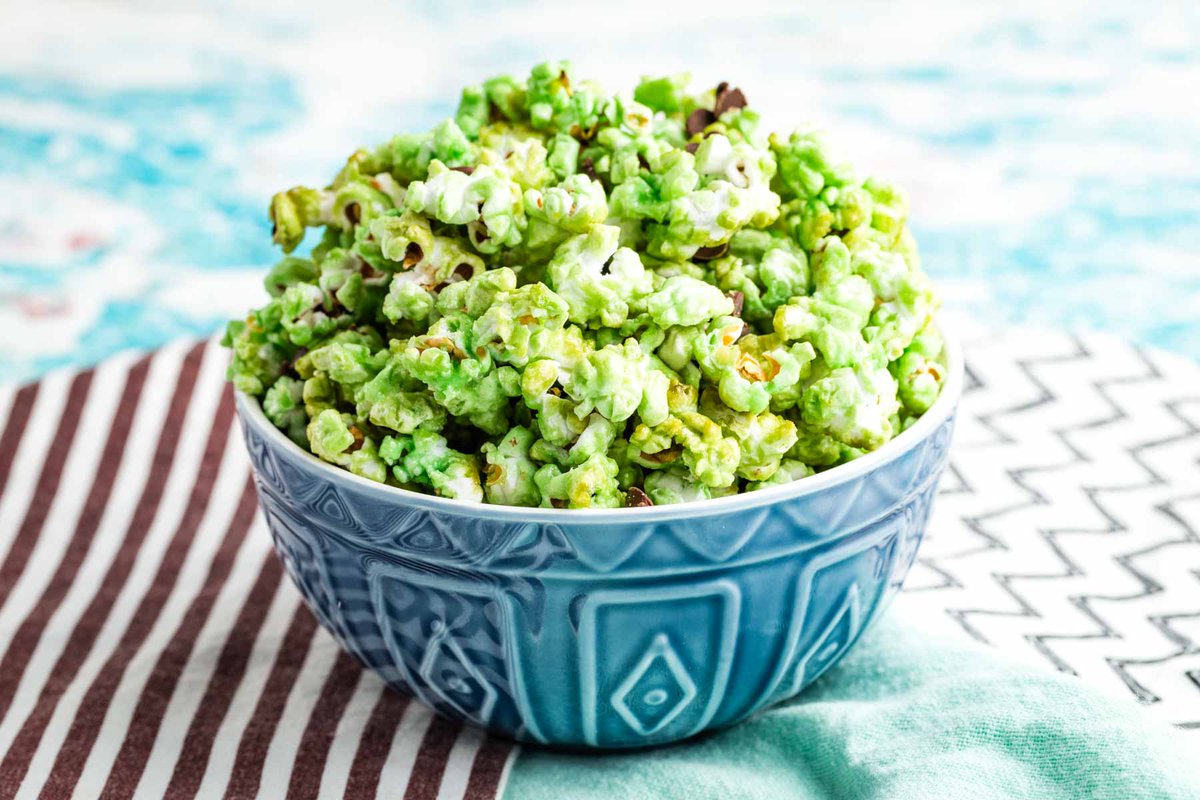 Colorful mint green popcorn is a light and crunchy snack that's reminiscent of a classic ice cream flavor! Fresh popcorn, mint extract, and mini chocolate chips make this recipe easy to make—and to eat. #Popcorn
l8r.it/zdcJ