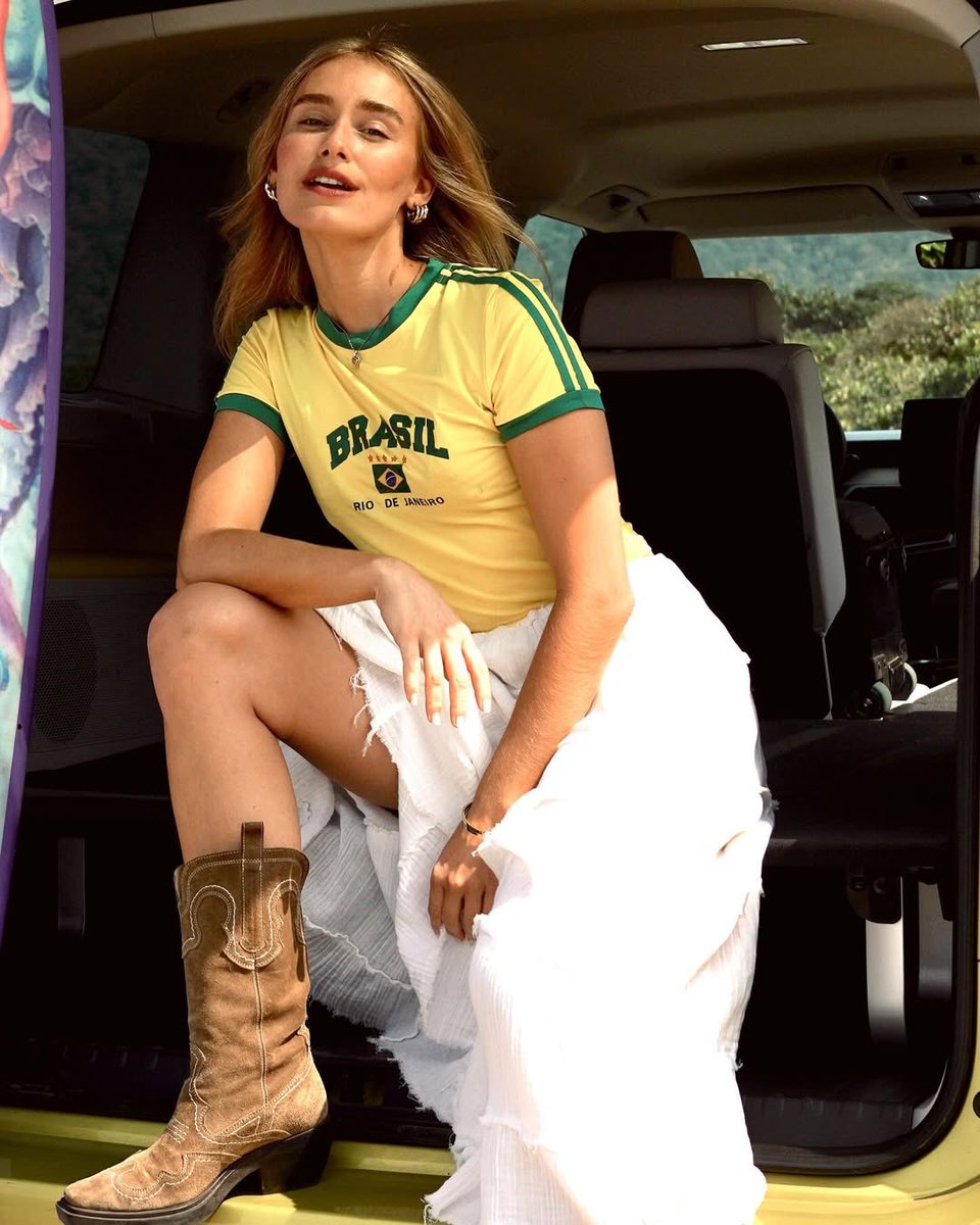 SinaDeinertBRA's tweet photo. VEM PRO CARNAVAL! 

“Adivinha quem vai para o Brasil nessa semana 😏💚🇧🇷”

Sina Deinert via Instagram. https://t.co/kHcuVrJt63