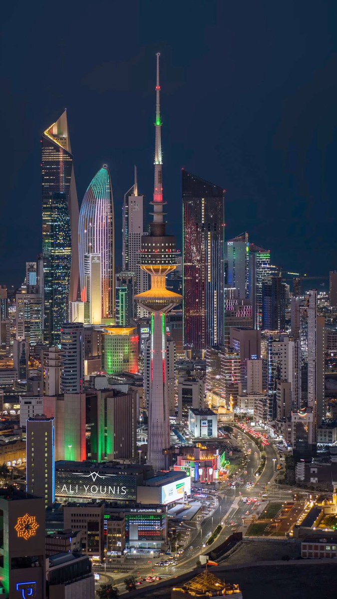 '

تبقين يا داري عزيزة .. وتبقين
فوق العتب مهما ومهما ومهما

أنتي " أعز اللي نحبه " … وتدرين
وأنتي " النهار " اللي طعن كل ظلمى

فيك الرجال مشرّفين العناوين
على الرغم من صغرك شكثر الأسماء

ما أعاتبك .. وانتي طليقة حجاجين
وأرهف من النسناس وأعذب من الماء

وأرحم من أم أنهت ولدها عن