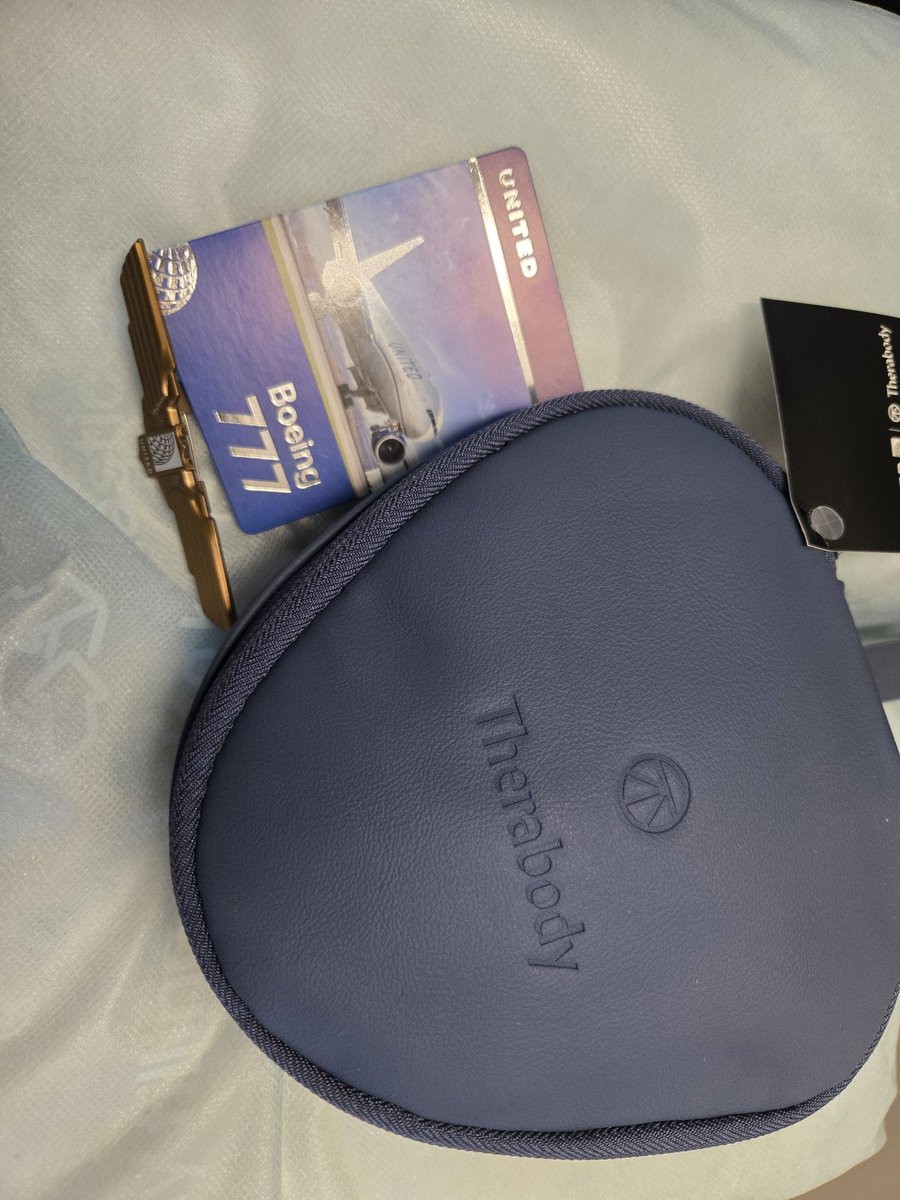 Flight crew saw me taking pape pics with the plane so they asked if I wanted pics in the cockpit and for some reason I said yes...I was so nervous I couldn't bring out all 8 Overture papes tho I'm sorry lsksmsj
#RenZotto #SonnyBrisko #MariaMarionette #EnnaAlouette