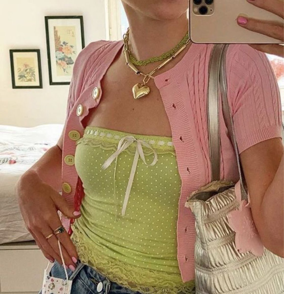 dollbodydoesoul's tweet photo. pink and green https://t.co/JQXK66vJRr