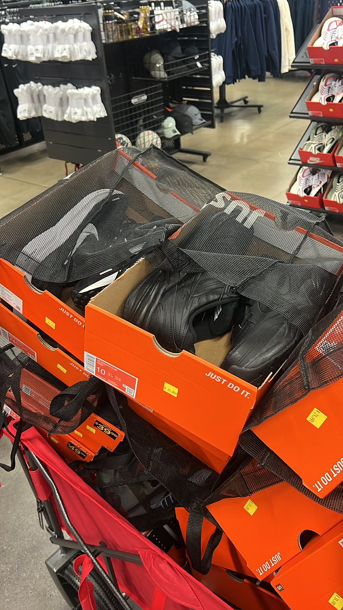 NoahSohna's tweet photo. Back at it #retailarbitrage https://t.co/ZfornLy6Nx