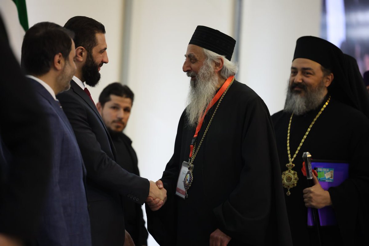 تحية المشاركين لرئيس الجمهورية العربية السورية السيد أحمد الشرع ووزير الخارجية في نهاية مؤتمر الحوار الوطني السوري

#مؤتمر_الحوار_الوطني_السوري