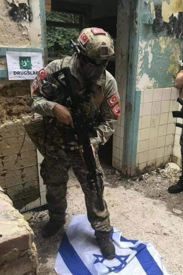 علم إسرائيل وجده جنود اتراك داخل احدى مقرات قسد في سوريا