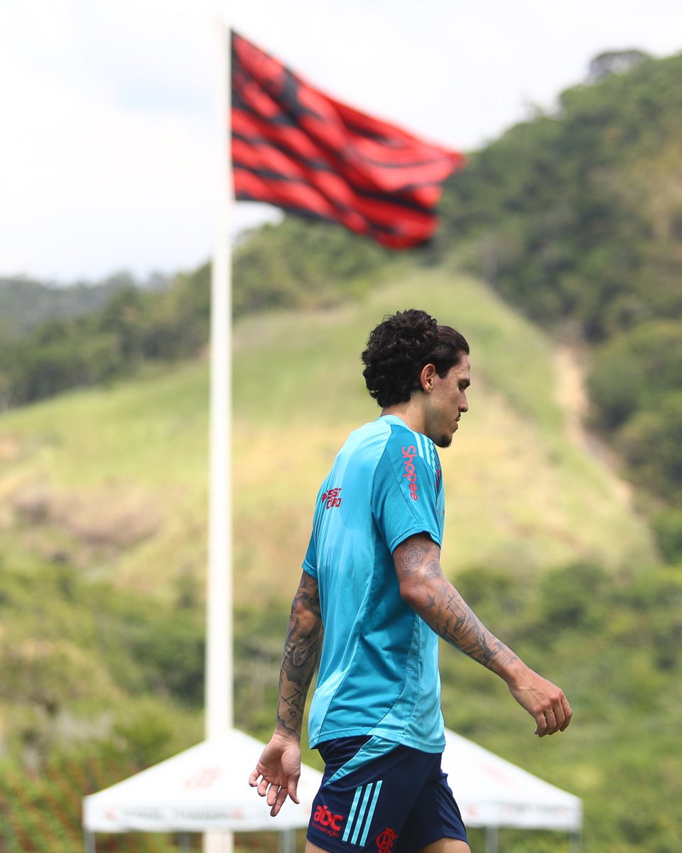 Flamengo's tweet photo. Na manhã desta terça-feira (25), o atacante Pedro deu mais um importante passo em sua recuperação após cirurgia no joelho esquerdo. No Ninho do Urubu, o jogador iniciou os trabalhos de preparação física para poder reestrear pelo Flamengo. 

#CRF 

📸: Gilvan de Souza /CRF https://t.co/RBUx6RYECF