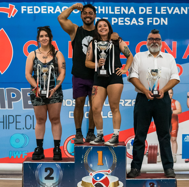 fechipe_chile's tweet photo. CAMPEONATO NACIONAL OPEN "SOMOS LA FUERZA DE CHILE"

🥇 Premiación por equipos:
1️⃣ LP Raise
2️⃣ Berserker
3️⃣ Metropolitana

💰 ¡El premio mayor de $150.000 se lo llevan la dama y el varón más fuertes! Además, una espectacular malla deportiva de @enara.sport !! https://t.co/UiDom3N2m2